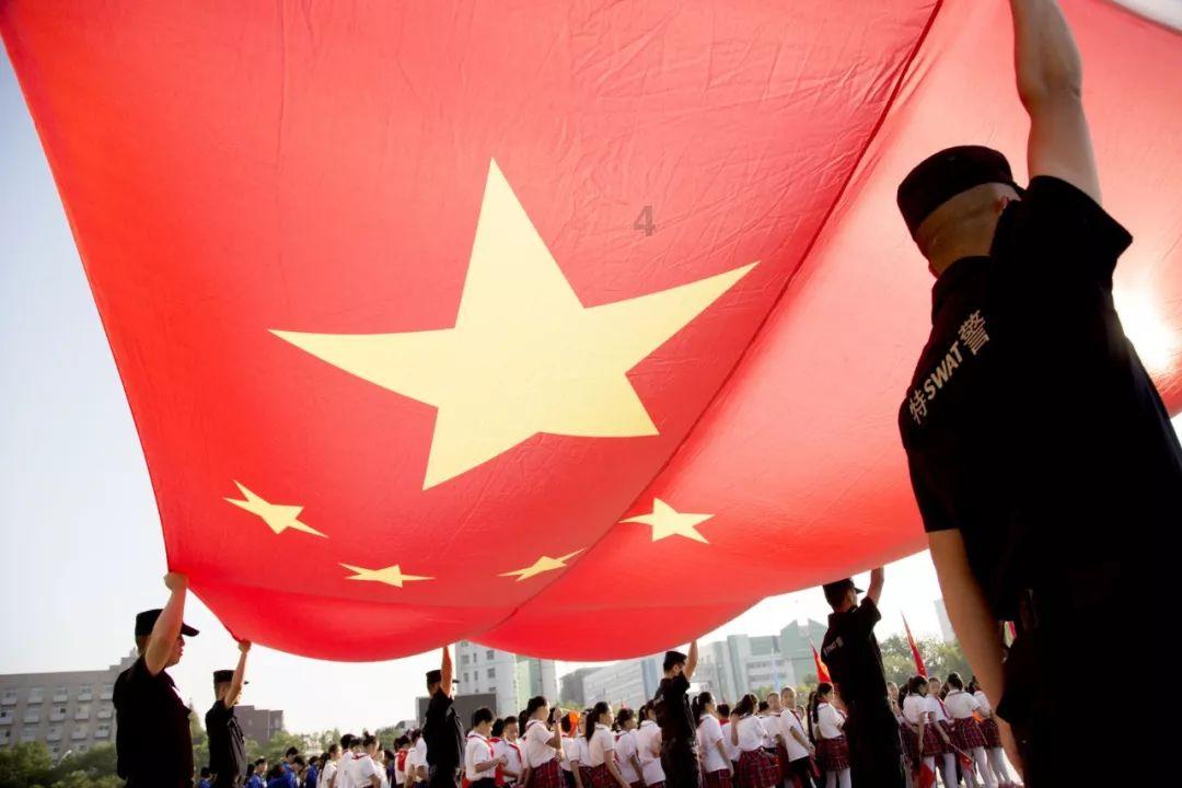 杨紫琼疑似光某会成员，萝莉岛与权贵同流合污，和邓文迪关系亲密