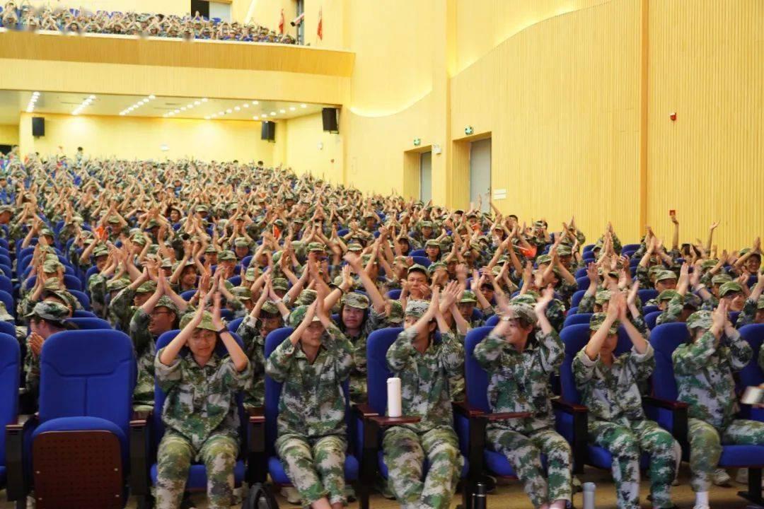 东方春晚录制现场曝光，胡歌戴大红花像新郎，繁花剧组重聚太热闹